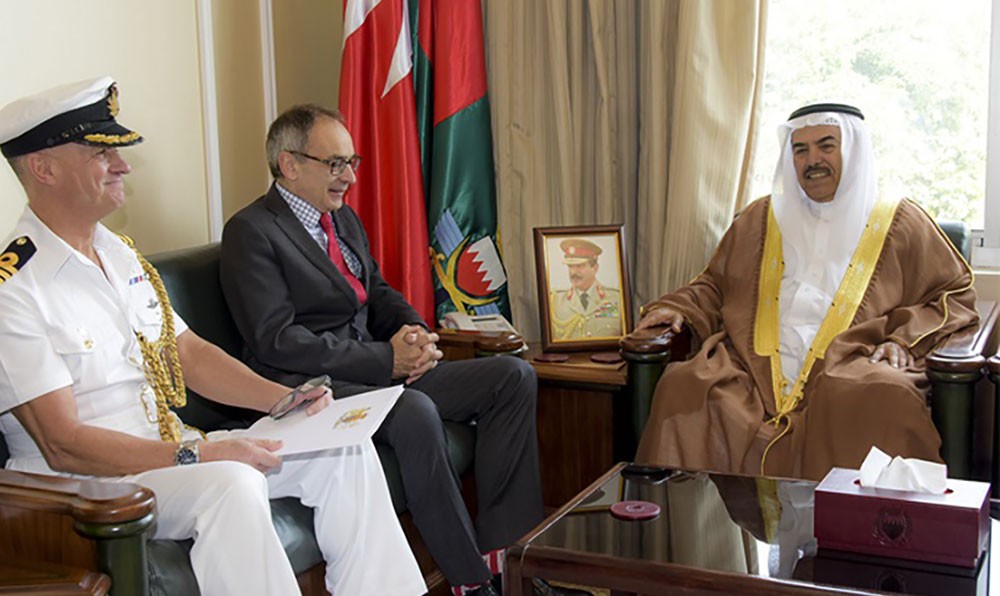 وزير الدفاع يستقبل السفير البريطاني