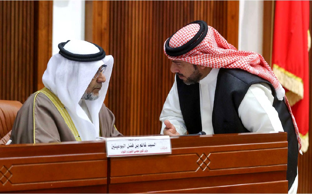 الموظف البحريني يعاني “الأمرَّين” معيشيًا