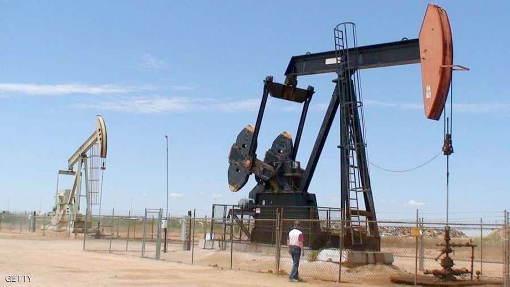 النفط يصعد 1 % مع خفض الإمدادات
