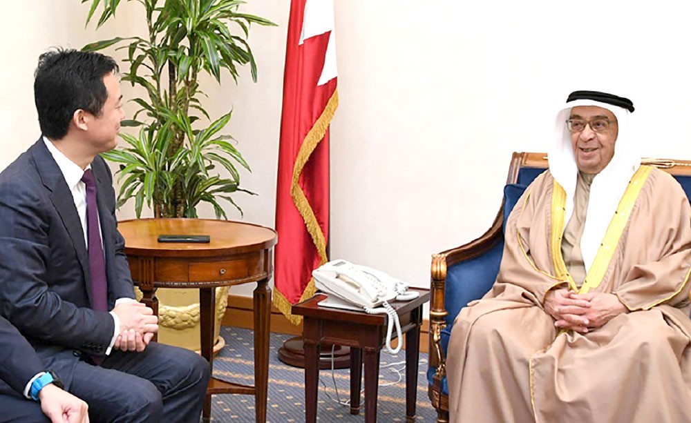 محمد بن مبارك يبحث تطوير التعاون مع “هواوي”