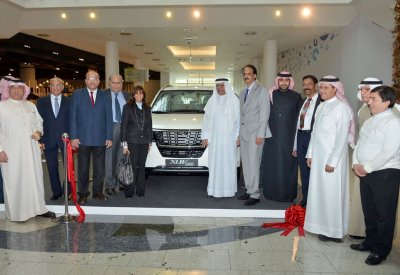 محمد جلال وأولاده تطلق ماهيندرا XUV500 في البحرين