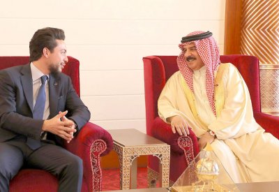 جلالة الملك يمنح “القلادة” لولي عهد الأردن