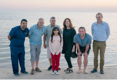 شيمة بنت ناصر تعيد سلحفاة نادرة من نوع “لوجو هيد” إلى البحر