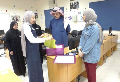 النعيمي يتفقد “الحقيبة الرقمية”
