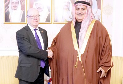 وزير الخارجية يجتمع مع أليستر بيرت