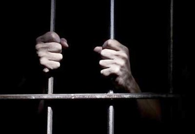 7 سنوات لمدان بحرق دورية وإصابة شرطي