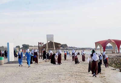 160 زهرة ومرشدة ينظفن ساحل المالكية
