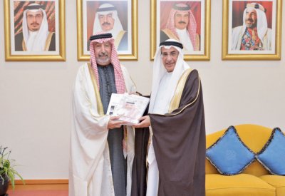 خالد بن عبد الله يتسلم كتابين للمطوع