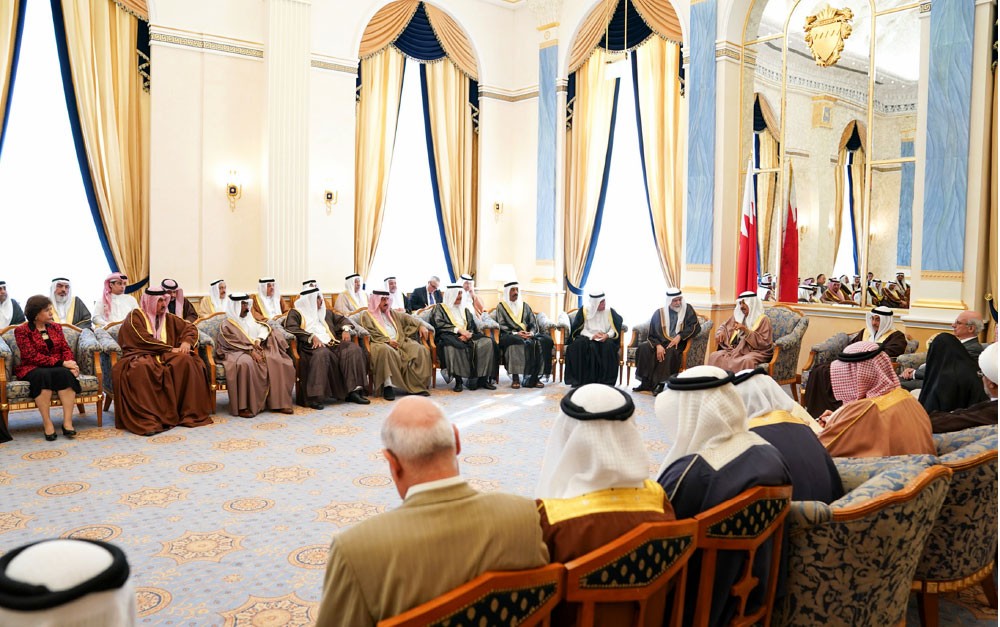 سمو الأمير خليفة بن سلمان... قائد فذ نذر نفسه للوطن