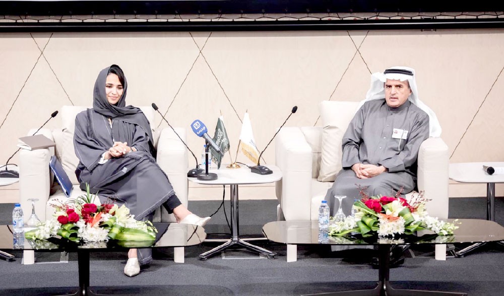 منيرة بنت خليفة تلقي محاضرة في معهد الأمير سعود الفيصل