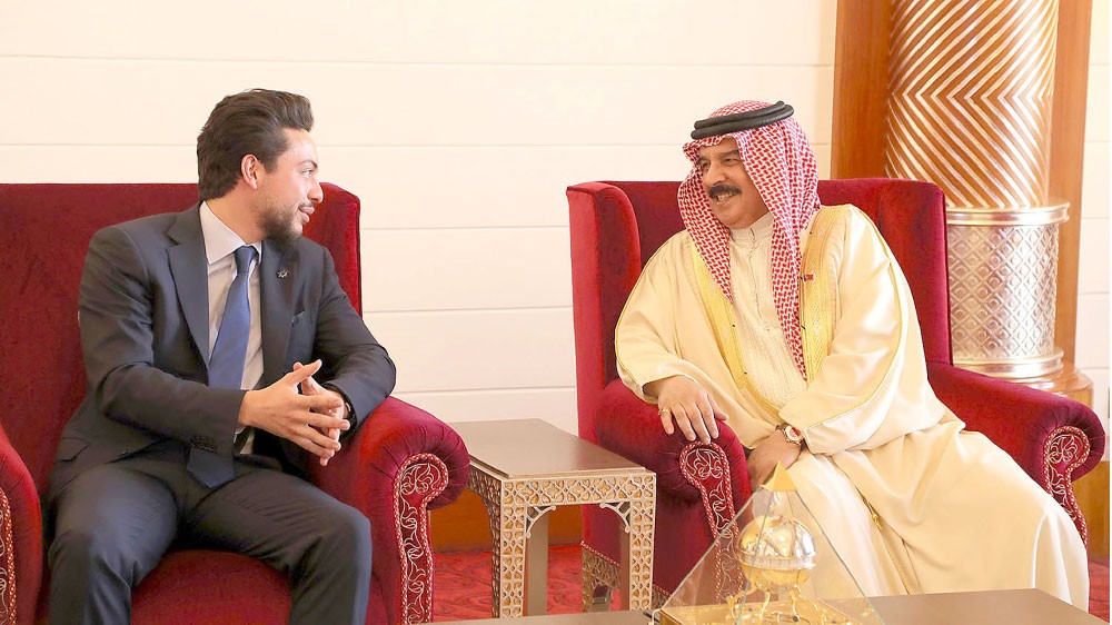 جلالة الملك يمنح “القلادة” لولي عهد الأردن