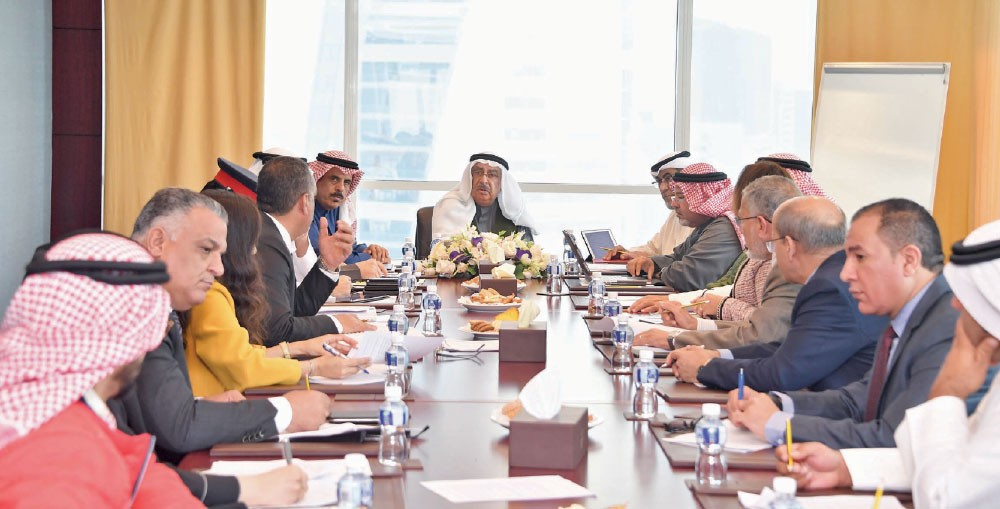 بحث عدد من القرارات والقوانين