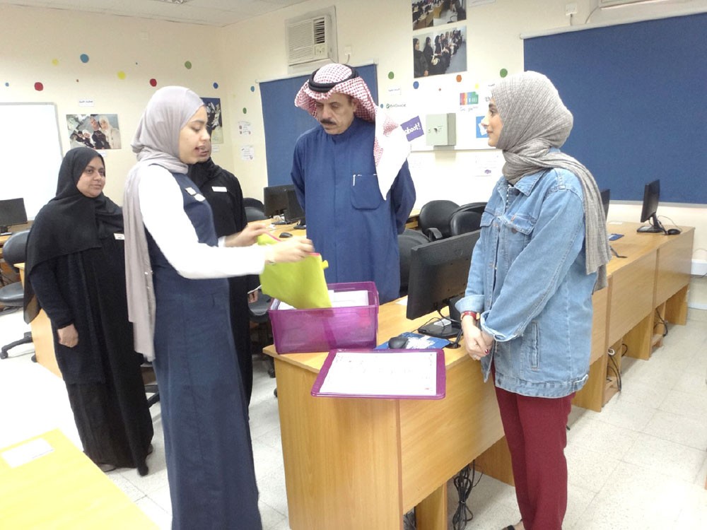 النعيمي يتفقد “الحقيبة الرقمية”