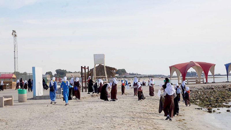160 زهرة ومرشدة ينظفن ساحل المالكية