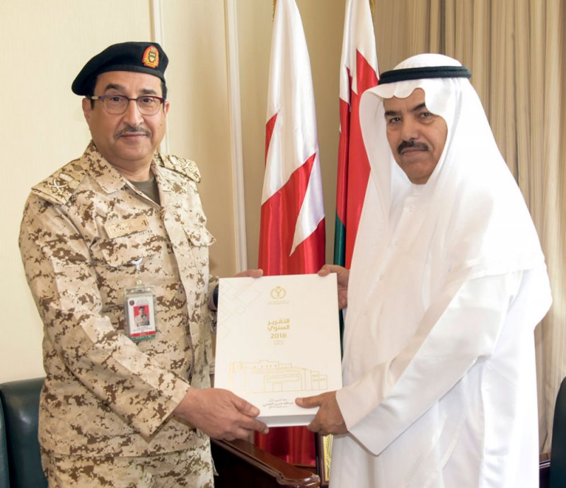 وزير الدفاع يستقبل قائد الخدمات الطبية الملكية