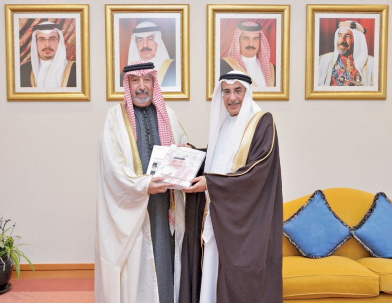 خالد بن عبد الله يتسلم كتابين للمطوع