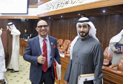 الأندية التجارية تفوز بأول مباراة