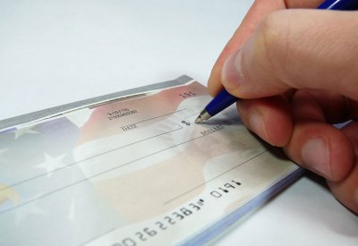 وزير سابق “يتسلف” 50 ألفا ويدعي تزوير الشيك