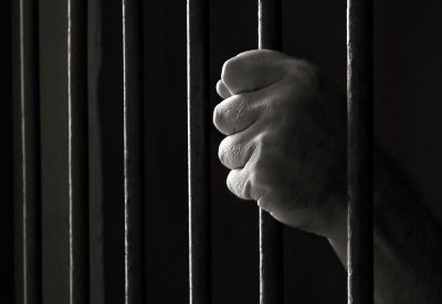 رفَض “تسليف” اثنين لشراء الكحوليات فسرقا أمواله