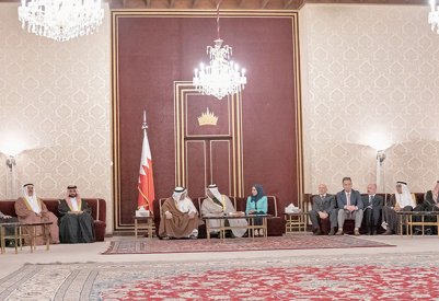 سمو ولي العهد يرحب برواد مجلسه