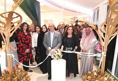 المطوع يفتتح المعرض الفني لـ“بيان البحرين”
