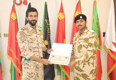 قائد الحرس الملكي يسلّم الخريجين الشهادات التقديرية