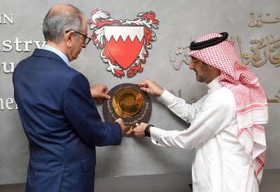 تعليق الدروع في مراكز الخدمة الحاصلة على “تقييم” الذهبي