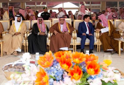 نيابة عن جلالة الملك... ناصر بن حمد يشارك في ختام مهرجان الدهناء للإبل