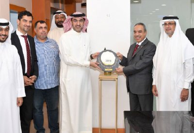 خلف والقائد يعلقان الدرع الذهبي في المركز البلدي الشامل