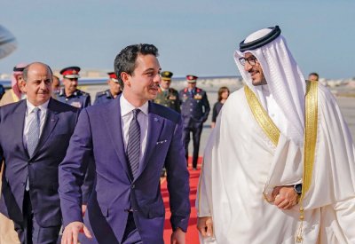 عيسى بن سلمان يستقبل ولي عهد الأردن