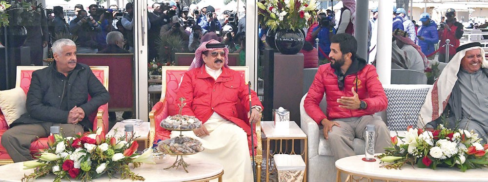 العاهل ومحمد بن راشد يشهدان منافسات سباق كأس جلالة الملك للقدرة