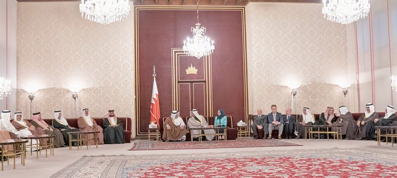 سمو ولي العهد يرحب برواد مجلسه