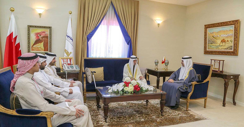 سمو الشيخ خليفة بن علي يشيد بدور الشخصيات الوطنية