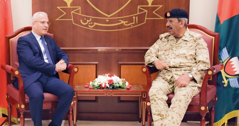 القائد العام يشيد بالعلاقات مع تونس