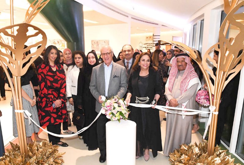 المطوع يفتتح المعرض الفني لـ“بيان البحرين”