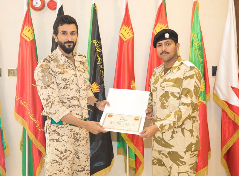 قائد الحرس الملكي يسلّم الخريجين الشهادات التقديرية