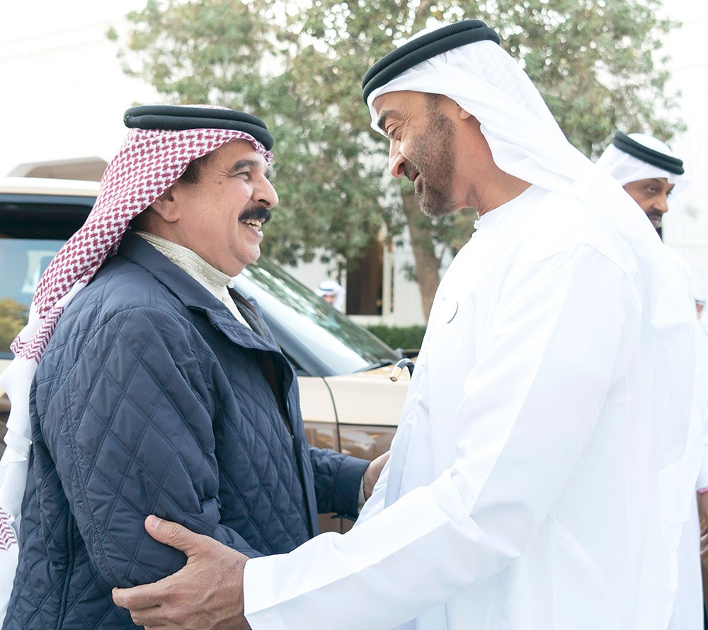 عاهل البلاد وولي عهد أبوظبي يبحثان المستجدات
