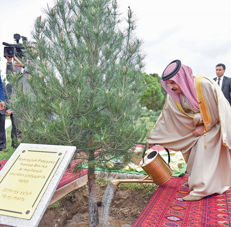 جلالة الملك يزور ضريح رئيس تركمانستان السابق ومسجد تركمان باشا