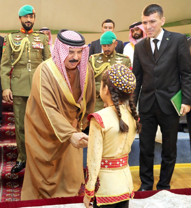 عاهل البلاد يزور مجمع الفروسية في عشق آباد