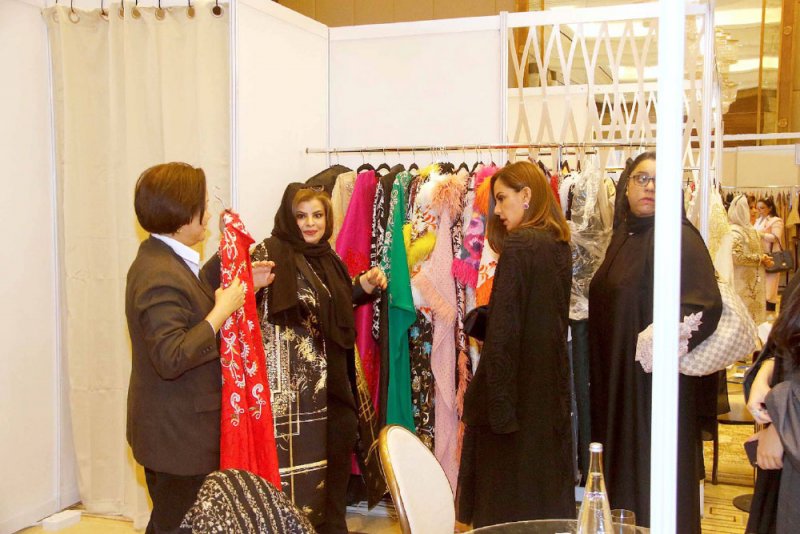بسمة بنت راشد تفتتح “ديم للجلابيات والعبايات”