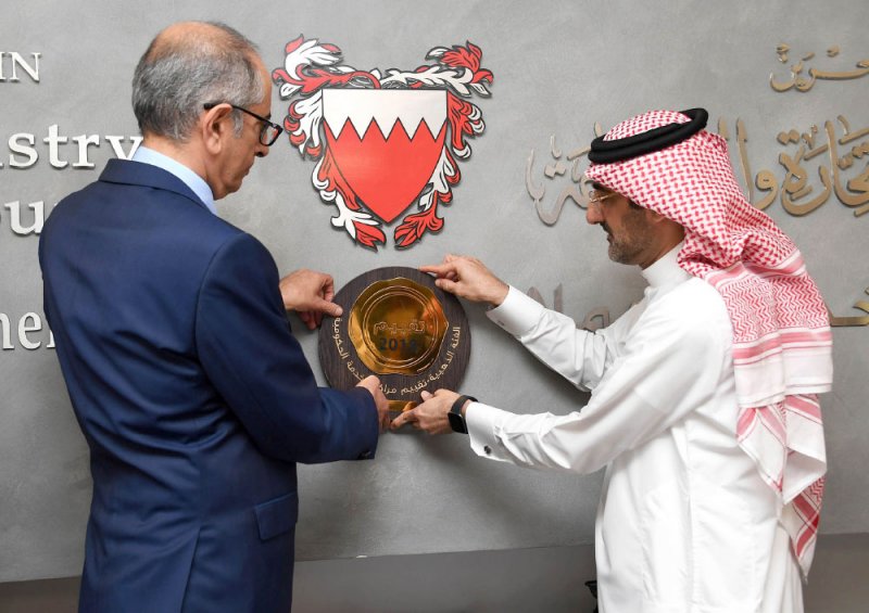 تعليق الدروع في مراكز الخدمة الحاصلة على “تقييم” الذهبي