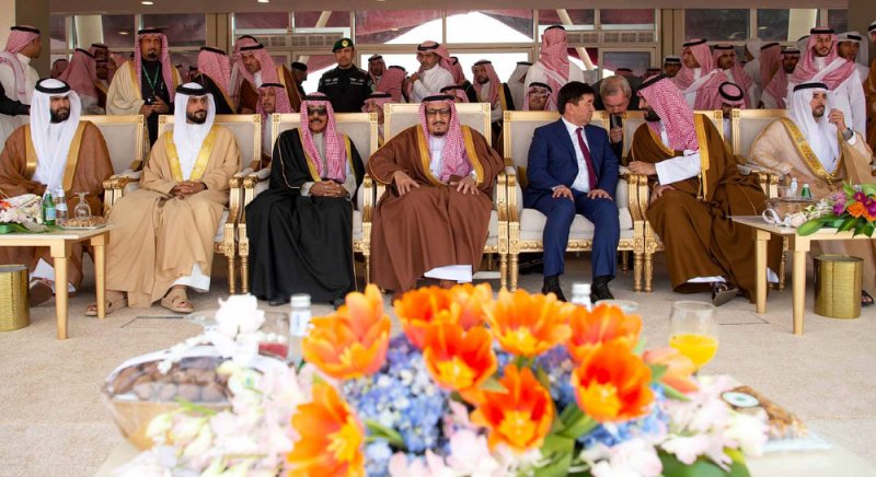 نيابة عن جلالة الملك... ناصر بن حمد يشارك في ختام مهرجان الدهناء للإبل