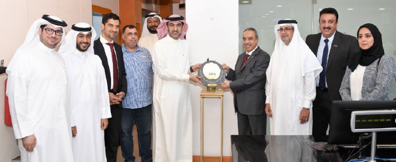 خلف والقائد يعلقان الدرع الذهبي في المركز البلدي الشامل
