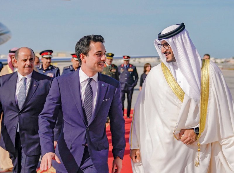 عيسى بن سلمان يستقبل ولي عهد الأردن