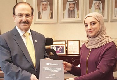 ميرزا يتسلم رسالة ماجستير لعلياء تقي
