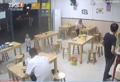 أب “يرهن” ابنته في مطعم مقابل وجبة