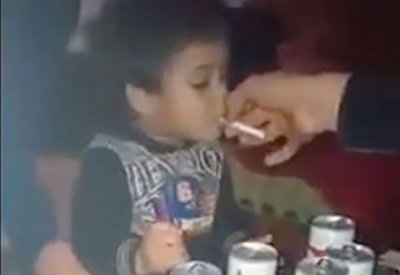 إجبار رضيع على شرب الكحول بحضور أمه