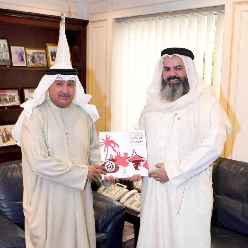 مستشار جلالة الملك يتسلم كتاب “محبوبتي البحرين”