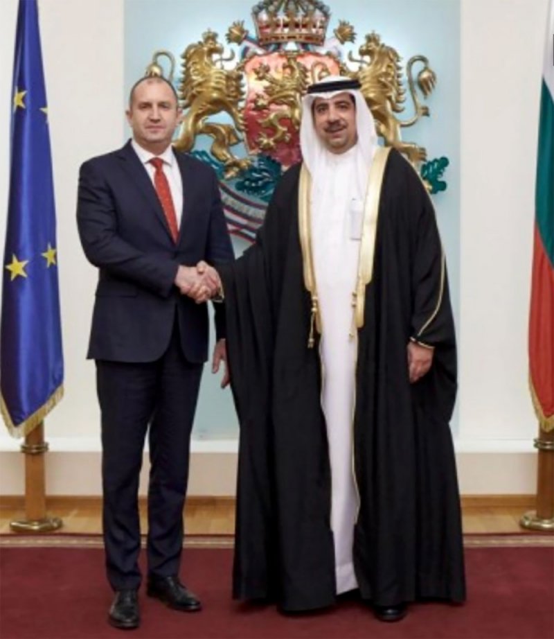 عبداللطيف يقدم أوراق اعتماده سفيرا