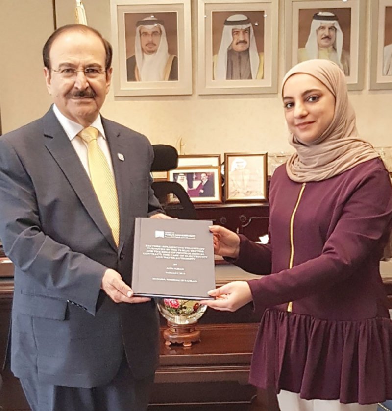 ميرزا يتسلم رسالة ماجستير لعلياء تقي